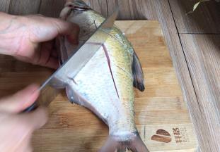 武昌鱼清洗干净后，切出花刀