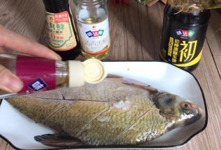 加盐和料酒，里外抹匀，腌制半小时