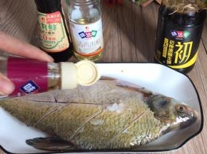 加盐和料酒，里外抹匀，腌制半小时