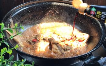 淋入生抽，加入胡椒粉拌匀