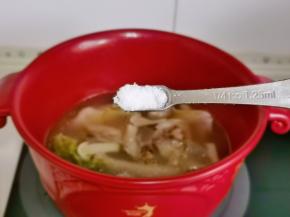 按个人口味加入盐。