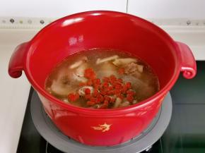 加入泡软枸杞煮2分钟关火。