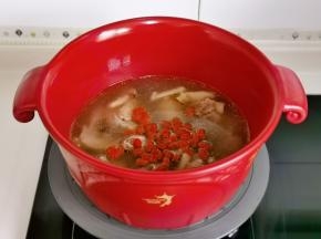 加入泡软枸杞煮2分钟关火。