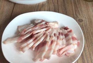 五花肉洗净后切成薄片备用