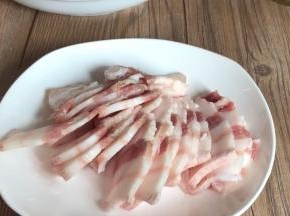 五花肉洗净后切成薄片备用