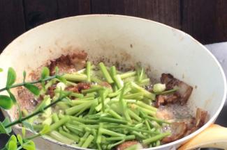 加入芹菜，炒匀