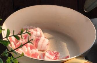 起锅放入五花肉煸炒