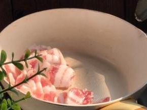 起锅放入五花肉煸炒