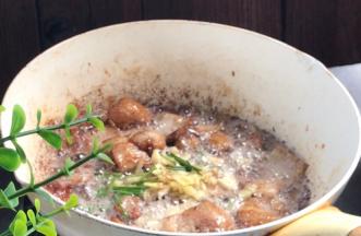 加入葱姜蒜炒香