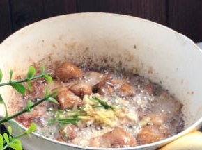 加入葱姜蒜炒香