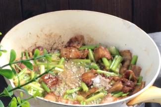 加盐和胡椒粉炒匀