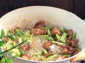 加盐和胡椒粉炒匀