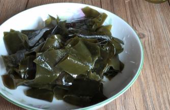 海带洗净切成小块备用