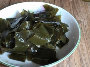 海带洗净切成小块备用