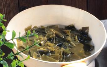 起锅注入适量清水，放入海带煮沸