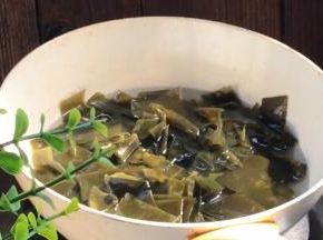 起锅注入适量清水，放入海带煮沸