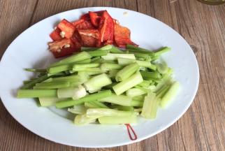 红椒洗净切成小块，芹菜洗净后切成小段备用