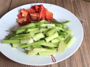 红椒洗净切成小块，芹菜洗净后切成小段备用