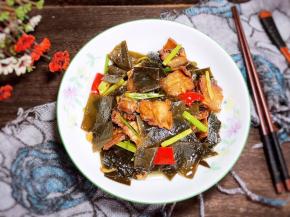 一道美味的海带炒肉就做好了