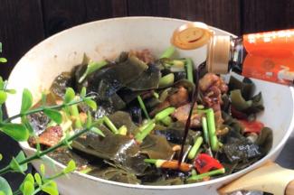 淋入生抽，炒匀