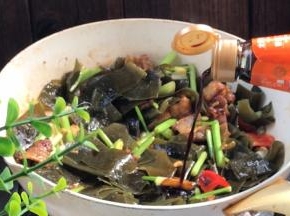 淋入生抽，炒匀