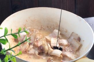 淋入老抽，炒匀上色