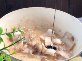 淋入老抽，炒匀上色