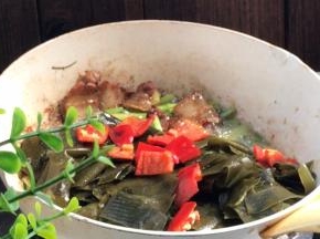 加入海带和红椒，炒匀至入味