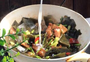 淋入淀粉水勾芡