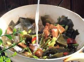 淋入淀粉水勾芡