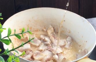 炒至出油，淋入料酒炒香