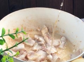 炒至出油，淋入料酒炒香