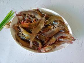 做虾干必须挑选活蹦乱跳的对虾，味道更加鲜美！