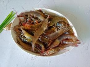 做虾干必须挑选活蹦乱跳的对虾，味道更加鲜美！