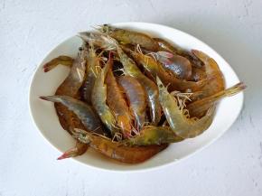 剪刀剪去虾枪，虾须。