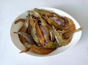 剪刀剪去虾枪，虾须。