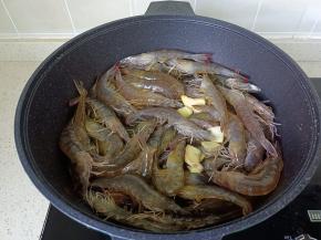 对虾放锅里，加生姜片。