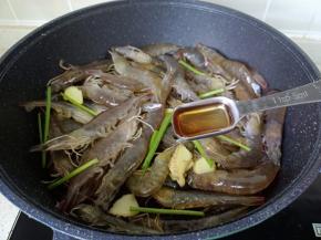 加上料酒两勺。