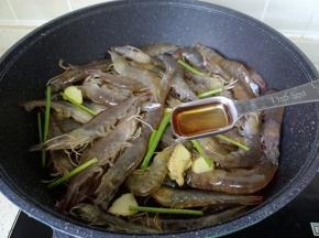 加上料酒两勺。