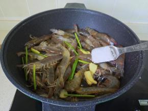 加上盐一勺，无需加水，盖上盖子大火煮。