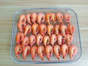 对虾码在烤网上。