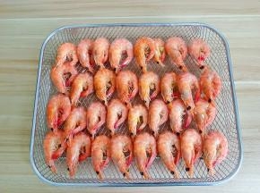 对虾码在烤网上。