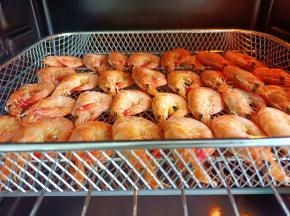 烤箱提前预热，放中层。