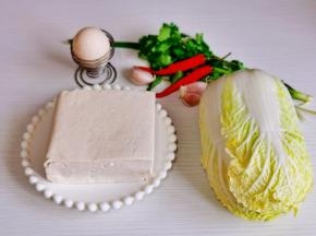 准备食材，娃娃菜洗净对半切开。