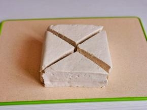 一块北豆腐切出四块三角形。