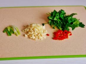 葱，蒜，香菜，辣椒，洗净切好。