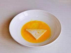 豆腐裹上全蛋液。