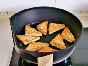 起油锅，煎至两面金黄即可，