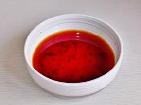 半碗水搅拌均匀。