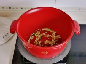 起油锅加入葱段蒜末辣椒煸炒。